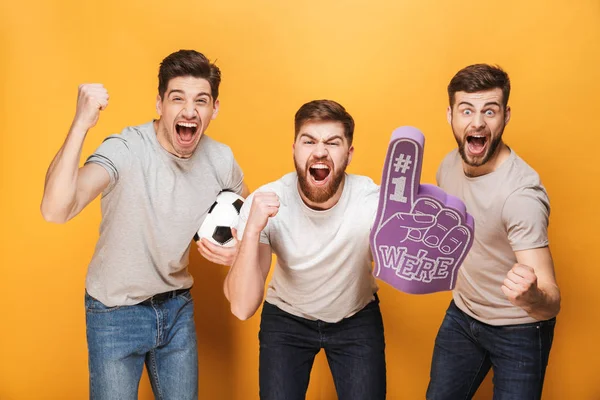 Tres Jóvenes Entusiasmados Fanáticos Del Fútbol Celebrando Aislado Sobre Fondo — Foto de Stock