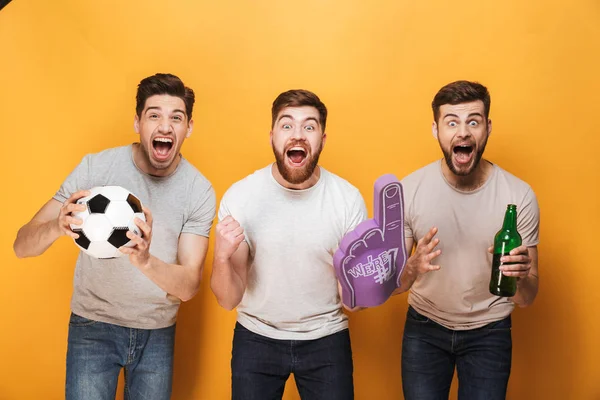 Tres Jóvenes Hombres Felices Fanáticos Del Fútbol Celebrando Aislado Sobre — Foto de Stock