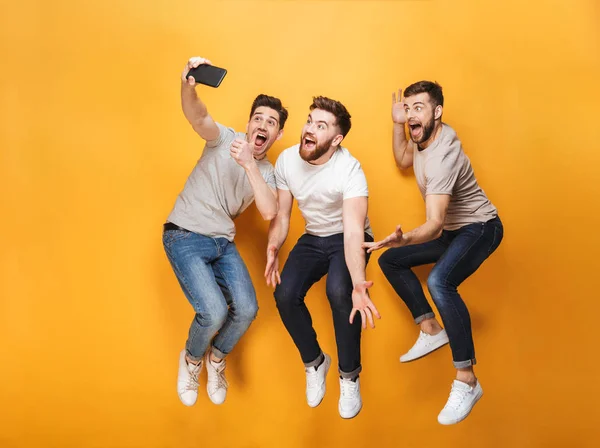 Trei Tineri Fericiți Fac Selfie Împreună Timp Sar Izolați Fundal — Fotografie, imagine de stoc