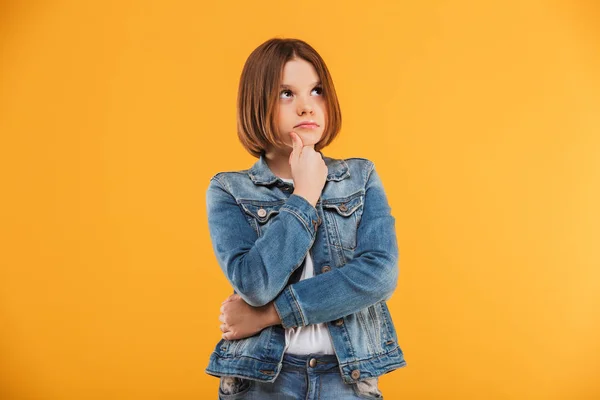 Retrato Una Colegiala Pensativa Mirando Hacia Otro Lado Sobre Fondo —  Fotos de Stock