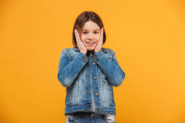 Portret Van Een Lachende Weinig Schoolmeisje Camera Kijken Gele Achtergrond — Stockfoto