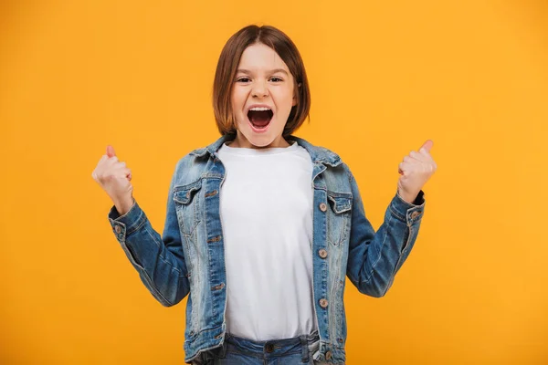 Portret Van Een Enthousiast Klein Schoolmeisje Schreeuwen Gele Achtergrond — Stockfoto