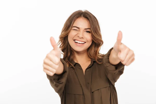 Retrato Uma Jovem Sorridente Mostrando Polegares Isolados Sobre Fundo Branco — Fotografia de Stock