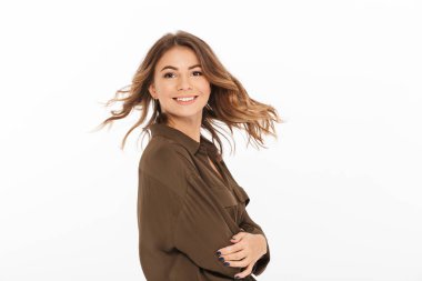 Beyaz arka plan üzerinde izole kamera bakarak genç gülümseyen bir kadın portresi