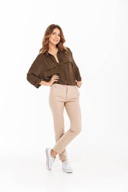 Beyaz arka plan üzerinde izole ayakta iken poz oldukça genç bir kadın portresi tam uzunlukta