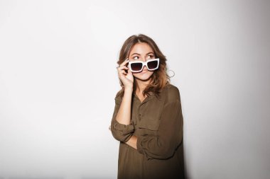 Seyir güneş gözlüğü uzakta beyaz arka plan üzerinde izole oldukça genç bir kadın portresi