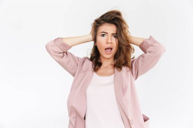 Görüntü izole kamera seyir beyaz duvar arka plan üzerinde duran şok duygusal genç kadın.