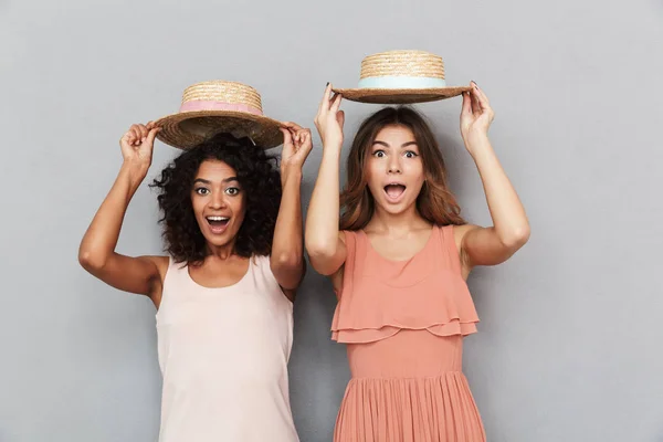 Retrato Dos Jóvenes Alegres Vestidas Con Ropa Verano Mirando Cámara —  Fotos de Stock