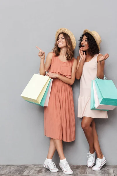 Volledige Lengte Portret Van Twee Gelukkige Jonge Vrouwen Gekleed Zomer — Stockfoto