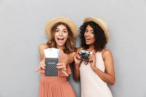 Retrato Dos Jóvenes Felices Vestidas Con Ropa Verano Con Pasaporte — Foto de Stock