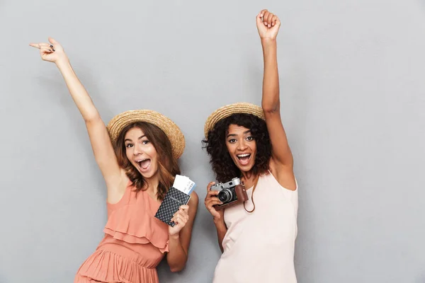 Retrato Dos Jóvenes Felices Vestidas Con Ropa Verano Con Pasaporte — Foto de Stock