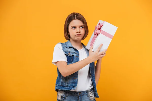 Retrato Una Colegiala Molesta Sosteniendo Caja Regalo Sobre Fondo Amarillo —  Fotos de Stock