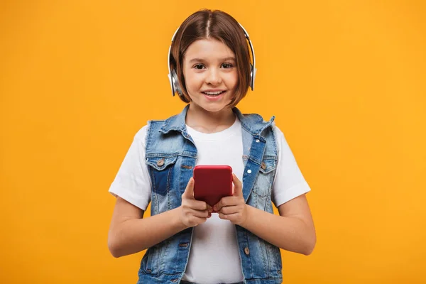 Портрет Усміхненої Школярки Яка Слухає Музику Навушниками Тримаючи Мобільний Телефон — стокове фото