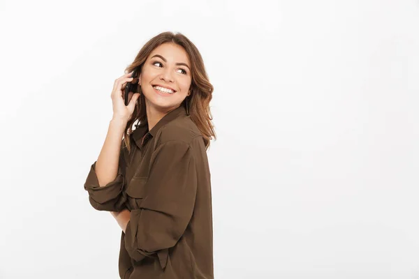 Portrét Usměvavé Mladé Ženy Mluvit Mobilním Telefonu Koukal Izolované Bílém — Stock fotografie