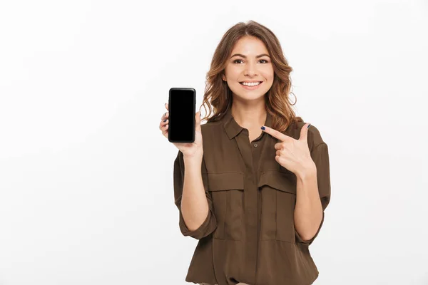 Retrato Una Joven Sonriente Que Muestra Teléfono Móvil Blanco Aislado — Foto de Stock