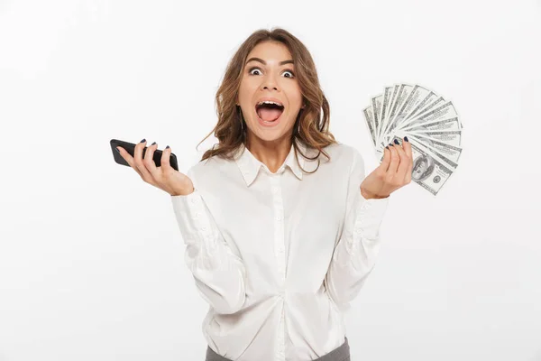 Retrato Uma Jovem Empresária Excitada Segurando Notas Dinheiro Telefone Celular — Fotografia de Stock