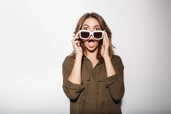 Portrait Une Jeune Femme Choquée Regardant Dessus Des Lunettes Soleil — Photo