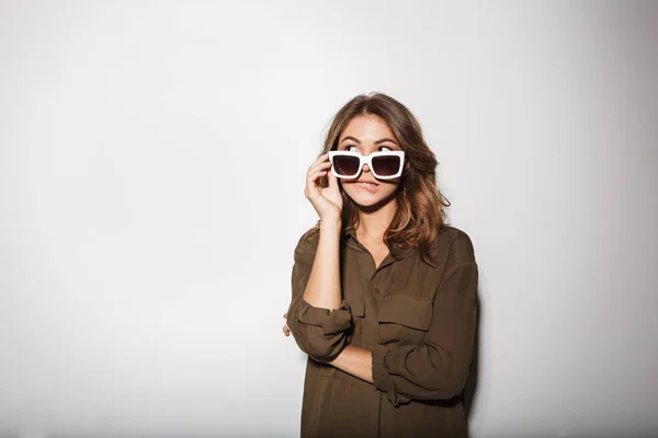 Retrato Una Bonita Joven Mirando Hacia Otro Lado Sobre Gafas —  Fotos de Stock