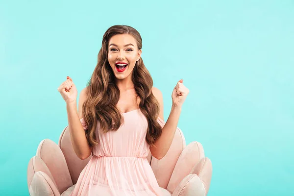 Imagen Una Mujer Sorprendida Vestida Sentada Sillón Rosa Gritando Sorprendida — Foto de Stock