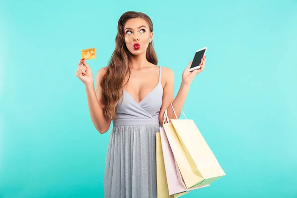 Charmoso Shopaholic Mulher Segurando Sacos Compras Pagar Com Smartphone Cartão — Fotografia de Stock