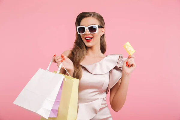 Foto Donna Elegante Abito Occhiali Sole Sorridente Mentre Tiene Diverse — Foto Stock