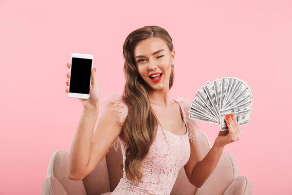 Foto Van Lachende Vrouw Met Mobiele Telefoon Geld Dollarbiljetten Zittend — Stockfoto