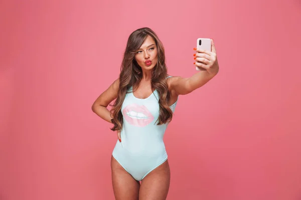 Selfie를 수영복을 여자의 초상화 — 스톡 사진
