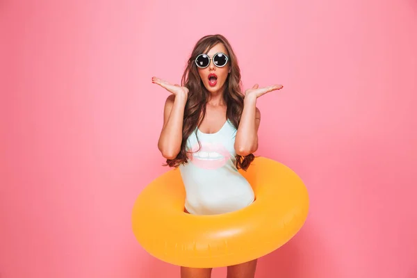 Retrato Uma Jovem Chocada Vestida Maiô Posando Com Anel Inflável — Fotografia de Stock