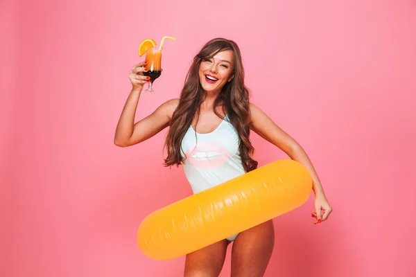 Retrato Uma Jovem Alegre Vestida Maiô Posando Com Anel Inflável — Fotografia de Stock