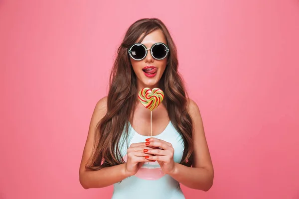 Retrato Uma Jovem Tentadora Vestida Maiô Segurando Pirulito Forma Coração — Fotografia de Stock