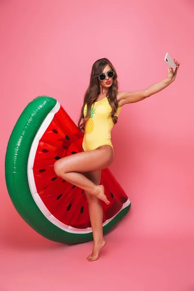 Ganzkörperporträt Einer Hübschen Jungen Frau Badeanzug Die Mit Aufblasbarer Wassermelone — Stockfoto