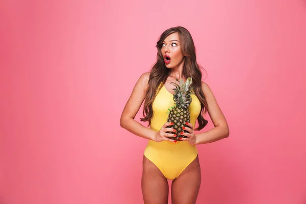 Retrato Uma Jovem Chocada Vestida Maiô Segurando Abacaxi Olhando Para — Fotografia de Stock