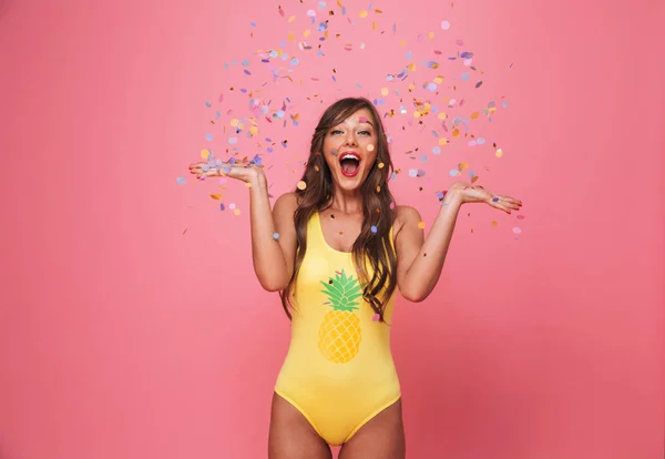 Retrato Uma Jovem Mulher Feliz Vestida Maiô Divertindo Sob Chuva — Fotografia de Stock