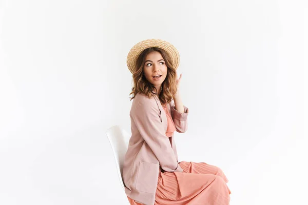 Imagem Jovem Mulher Bonita Feliz Sentado Isolado Sobre Fundo Parede — Fotografia de Stock