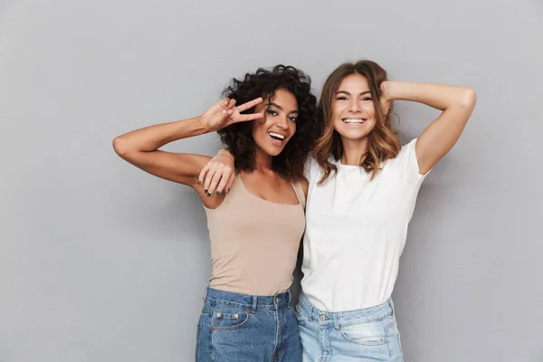 Retrato Duas Jovens Mulheres Felizes Juntas Isoladas Sobre Fundo Cinza — Fotografia de Stock