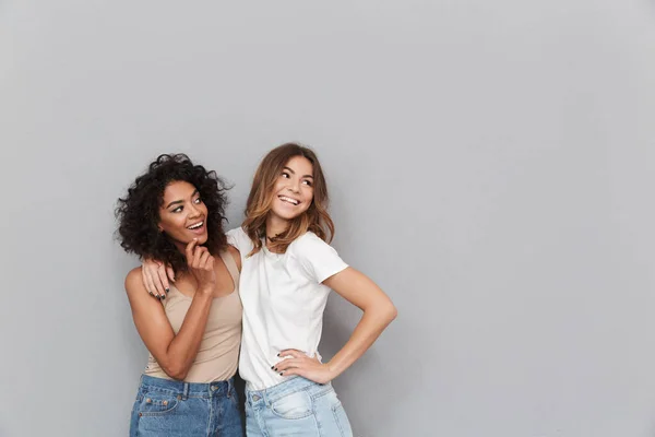 Retrato Dos Mujeres Jóvenes Felices Pie Juntas Mirando Hacia Otro — Foto de Stock