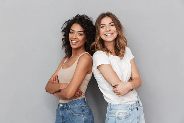 Retrato Dos Jóvenes Alegres Pie Juntas Mirando Cámara Aislada Sobre — Foto de Stock