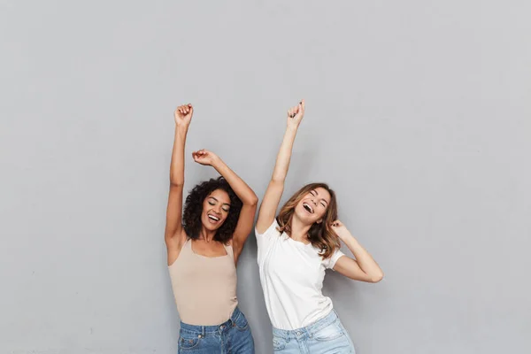 Retrato Dos Jóvenes Felices Bailando Juntas Aisladas Sobre Fondo Gris — Foto de Stock