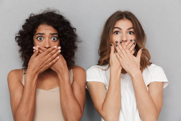 Retrato Cerca Dos Mujeres Impactadas Cubriendo Bocas Aisladas Sobre Fondo —  Fotos de Stock