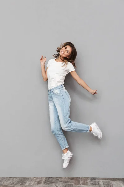 Retrato Larga Duración Una Joven Feliz Saltando Celebrando Sobre Fondo — Foto de Stock