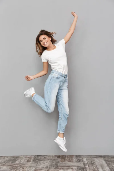 Retrato Larga Duración Una Joven Alegre Saltando Celebrando Sobre Fondo — Foto de Stock