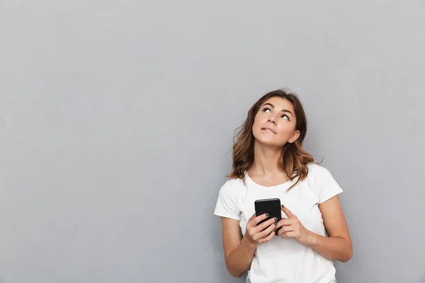 Portret Van Een Peinzende Jonge Vrouw Houden Van Mobiele Telefoon — Stockfoto