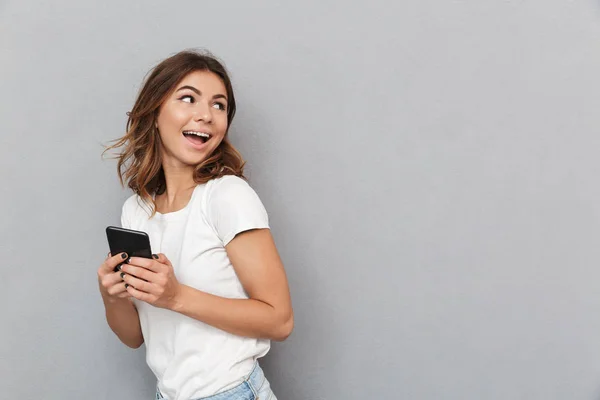 Портрет Усміхненої Молодої Жінки Тримає Мобільний Телефон Дивиться Місце Копіювання — стокове фото