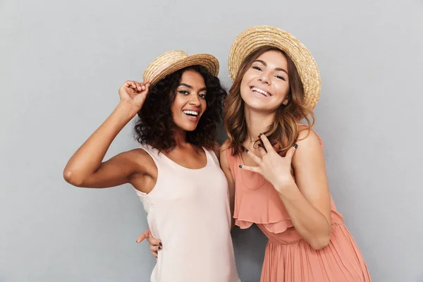 Porträt Zweier Glücklicher Junger Frauen Sommerkleidung Die Isoliert Vor Grauem — Stockfoto