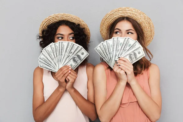 Retrato Duas Jovens Felizes Vestidas Com Roupas Verão Segurando Notas — Fotografia de Stock