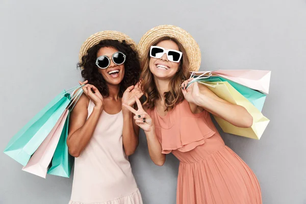 Portret Szczęśliwy Dwóch Młodych Kobiet Ubranych Ubrania Letnie Trzymając Torby — Zdjęcie stockowe