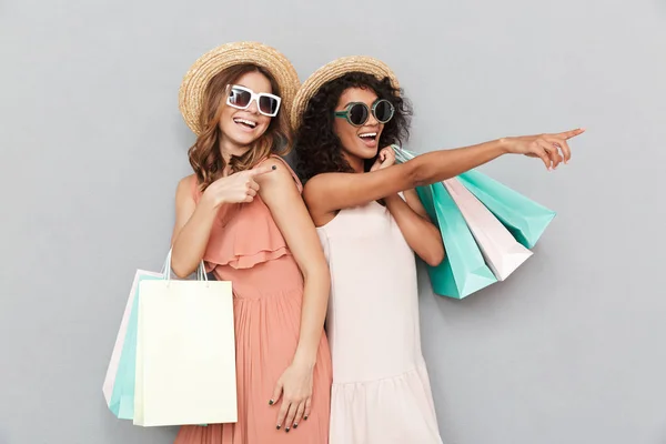 Retrato Dos Encantadoras Mujeres Jóvenes Vestidas Con Ropa Verano Sosteniendo — Foto de Stock