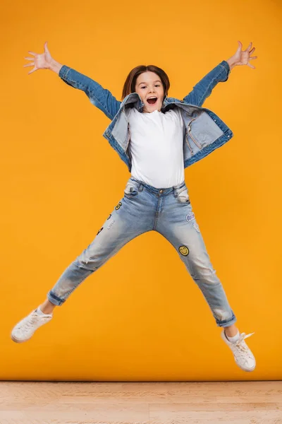 Volledige Lengte Portret Van Een Gelukkig Weinig Schoolmeisje Springen Vieren — Stockfoto