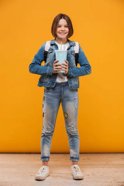 Volledige Lengte Portret Van Een Lachende Weinig Schoolmeisje Met Rugzak — Stockfoto