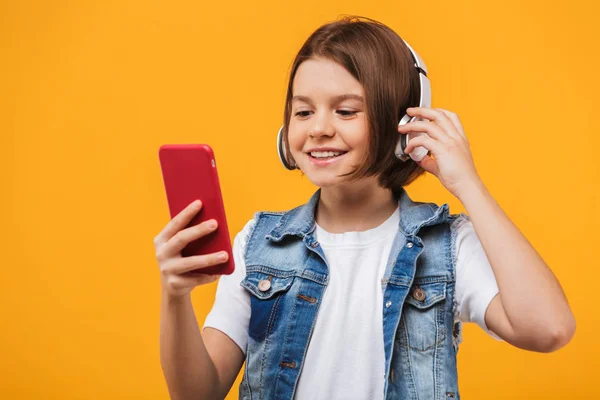 Πορτρέτο Του Ένα Χαρούμενος Λίγο Μαθήτρια Ακούγοντας Μουσική Ακουστικά Ενώ — Φωτογραφία Αρχείου